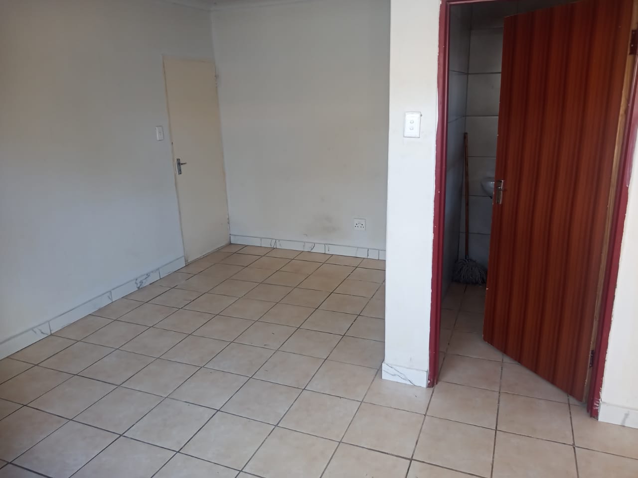 Bachelor to rent in Ext 6